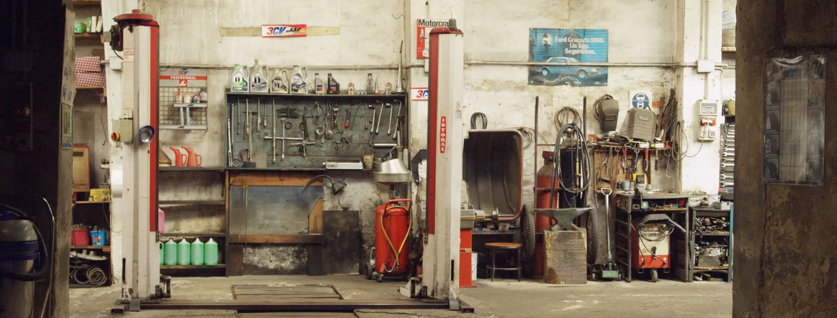Workshop with tool benches and vehicle lifts
